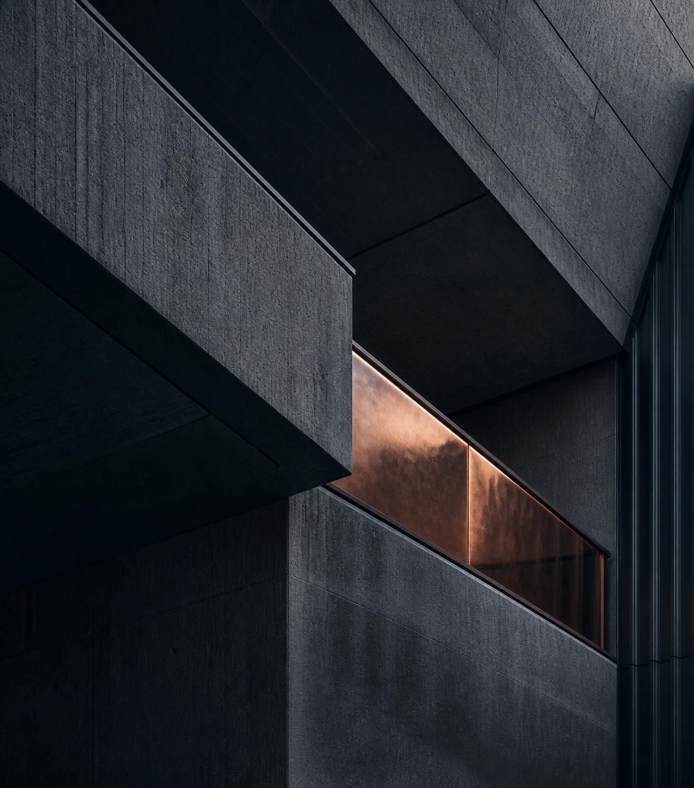 Détail architectural en béton avec accent de cuivre satiné
